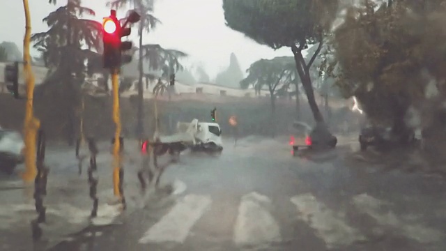 车载摄像头:在大雨中驾驶视频素材