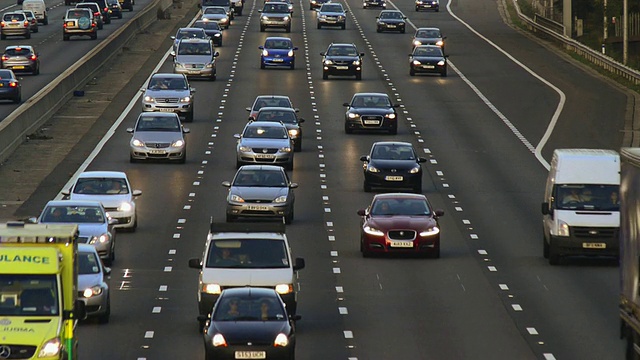 高速公路救护车。视频素材