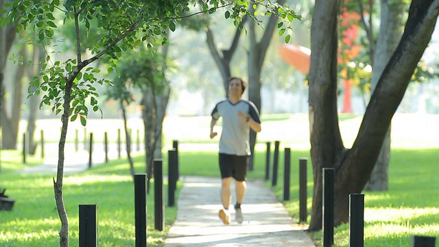 在公园里慢跑的人视频素材