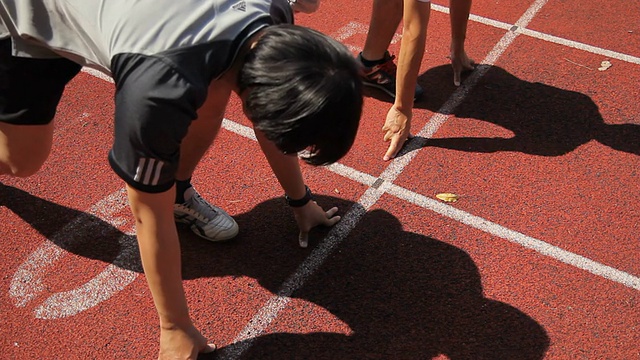 一对夫妇在运动跑道上跑步视频素材