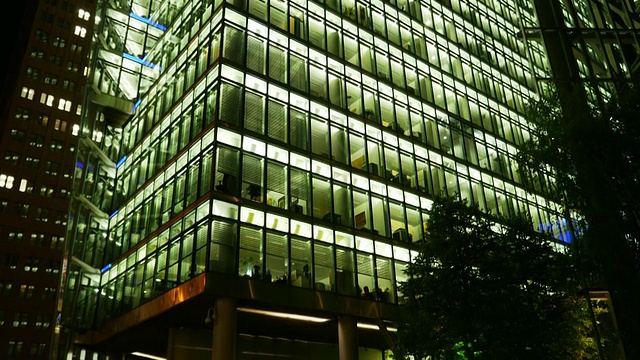 TU Berlin Sony Center On Potsdamer Platz At Night (4K/超高清到高清)。视频素材