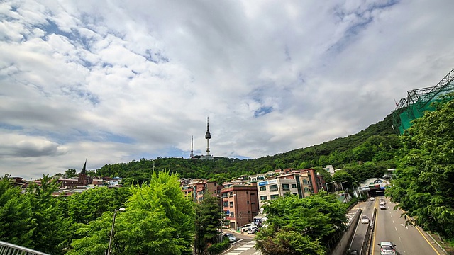 南山大厦附近的交通状况视频素材