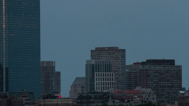 波士顿市中心夜幕降临后，一轮超级满月冉冉升起。从白天到夜晚视频素材