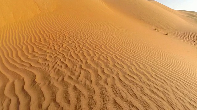 空中飞过沙漠沙丘，鲁哈利沙漠，空旷的四分之一视频素材