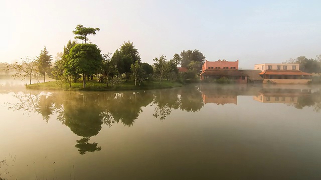 水面上有雾。时间流逝视频素材