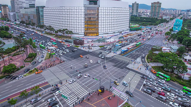 乐天世界大厦附近的Jamsil十字路口夜景视频素材