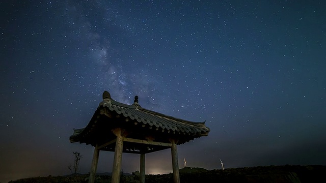 江陵的韩国传统建筑(凉亭)和星空中的银河视频素材