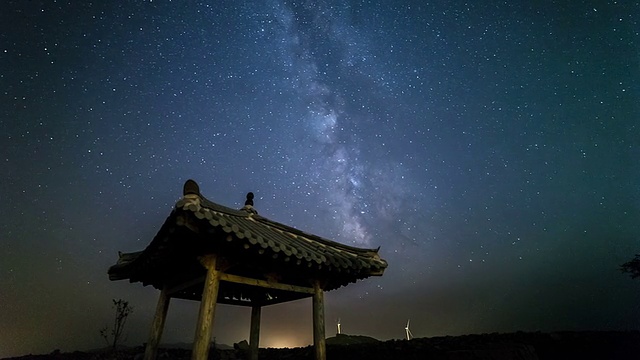 江陵的韩国传统建筑(凉亭)和星空中的银河视频素材