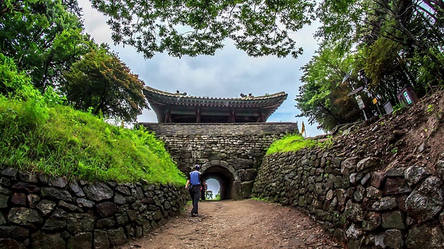 游客进出南山城城堡西门(韩国历史遗址57号，联合国教科文组织世界遗产)视频素材