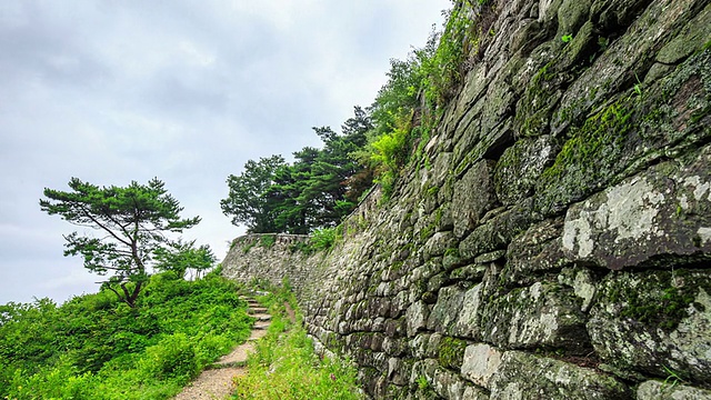 南山城城堡和路过游客(韩国历史遗址57号，联合国教科文组织世界遗产)视频素材