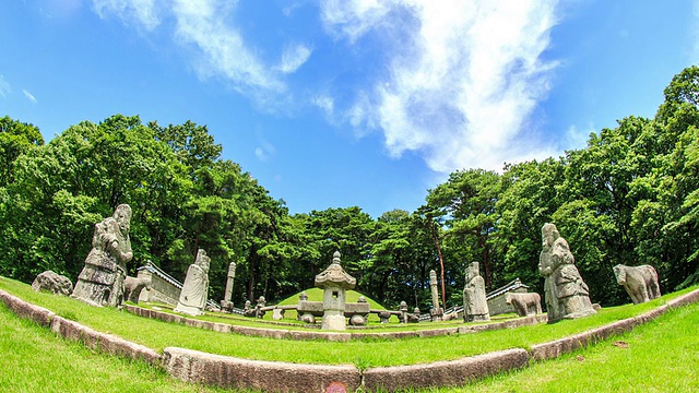 朝鲜皇陵光陵Jeonghee皇后墓正面图(韩国历史遗址197，联合国教科文组织世界遗产)视频素材