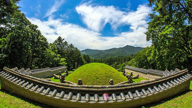 朝鲜皇陵光陵郑熙太后墓的照片(韩国历史遗址197，联合国教科文组织世界遗产)视频素材