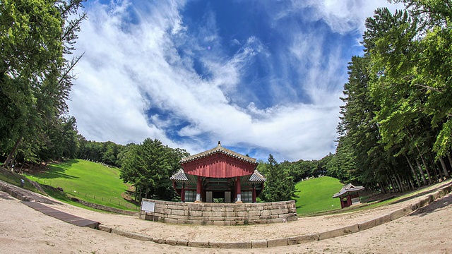 位于朝鲜皇陵光陵的贞熙皇后贞阁(韩国历史遗址197，联合国教科文组织世界遗产地)视频素材