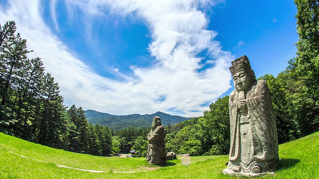 朝鲜皇陵光陵Jeonghee皇后墓中的Muninseok和Muinseok(石像)(韩国历史遗址197，联合国教科文组织世界遗产)视频素材