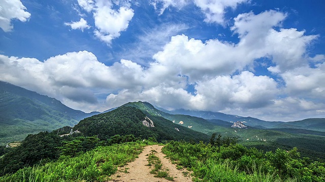 Yetgil(一条古老的小路)的风景和流动的积云在蓝色的天空在Misiryeong(col)视频素材