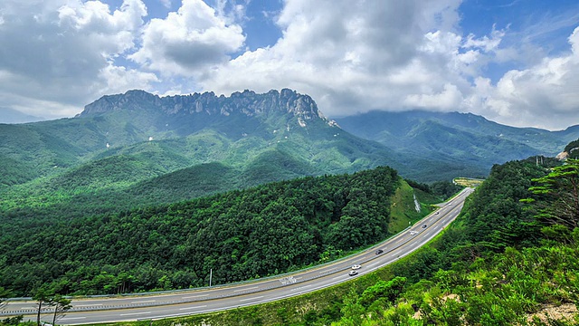 蔚山岩的风景雪山和高速公路视频素材