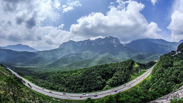 蔚山岩的风景雪山和高速公路视频素材