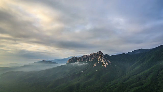 雪山蔚山岩云海景观视频素材