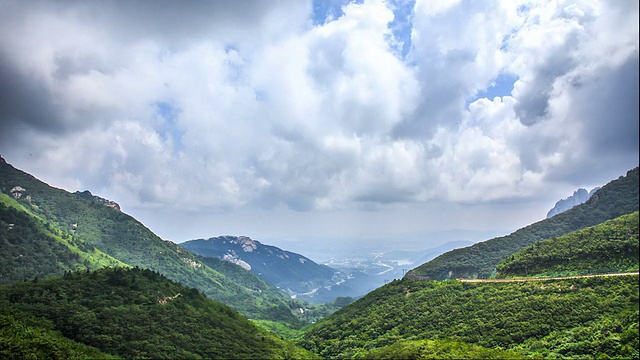 Yetgil(一条古老的小路)的风景和流动的积云在蓝色的天空在Misiryeong(col)视频素材