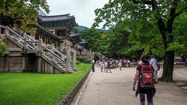 延和宫和Chilbokyo(韩国国宝22号)的侧视图和Bulguksa寺(联合国教科文组织世界遗产)的游客视频素材