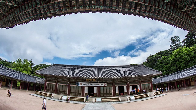 博物馆(Bulguksa寺庙礼堂)和Bulguksa寺庙(联合国教科文组织世界遗产地)的游客视频素材