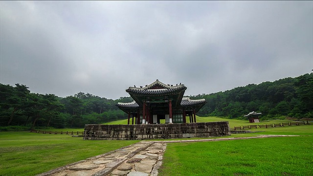 朝鲜王陵古洞居陵的孙让观(韩国历史遗址193，联合国教科文组织世界遗产)视频素材