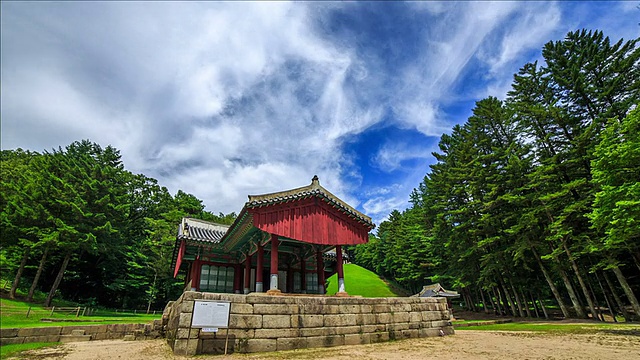 位于朝鲜皇陵光陵的贞熙皇后贞阁(韩国历史遗址197，联合国教科文组织世界遗产地)视频素材