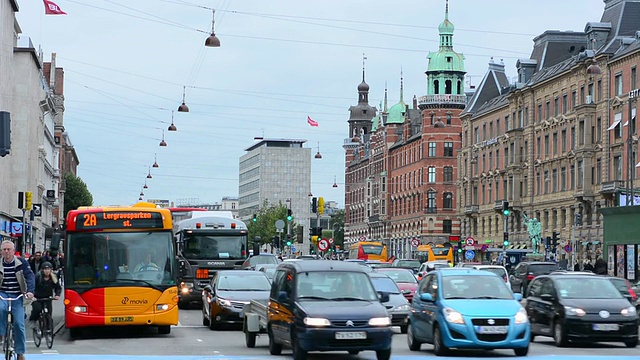 丹麦市中心的Kobenhavn大街上交通繁忙，自行车泛滥视频素材