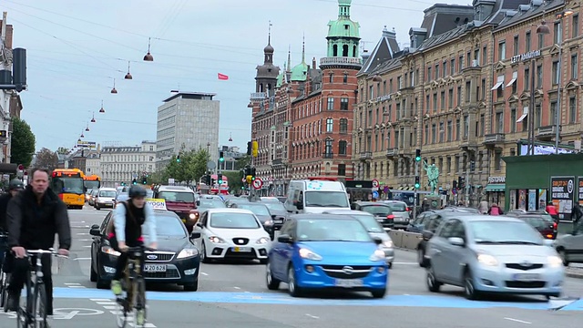 丹麦市中心的Kobenhavn大街上交通繁忙，自行车泛滥视频素材