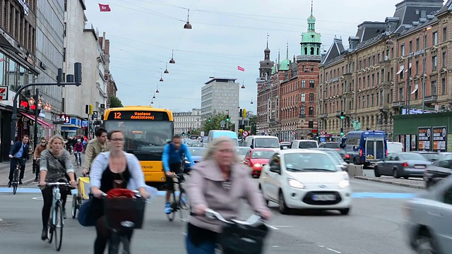 丹麦市中心的Kobenhavn大街上交通繁忙，自行车泛滥视频素材