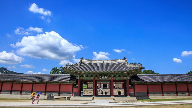 观Injeongmun gate(Korea Treasure 813)和changgyungung (ancient palace)的蓝天白云视频素材