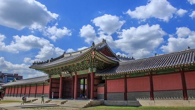 观Injeongmun gate(Korea Treasure 813)和changgyungung (ancient palace)的蓝天白云视频素材