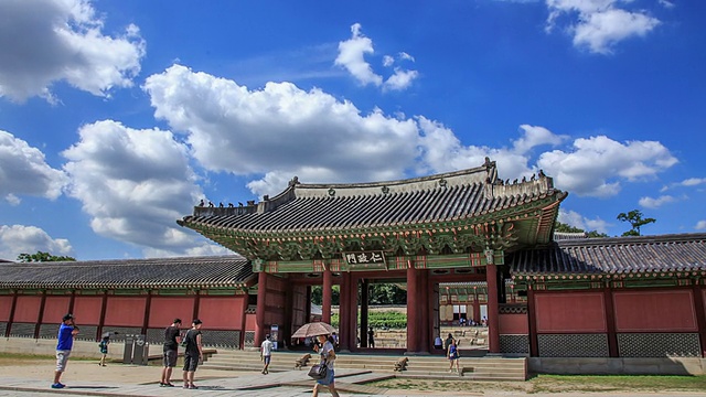 观Injeongmun gate(Korea Treasure 813)和changgyungung (ancient palace)的蓝天白云视频素材