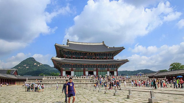 观Injeongmun gate(Korea Treasure 813)和changgyungung (ancient palace)的蓝天白云视频素材