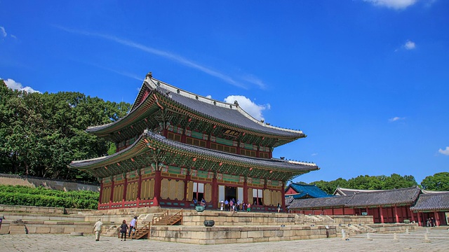 观Injeongmun gate(Korea Treasure 813)和changgyungung (ancient palace)的蓝天白云视频素材