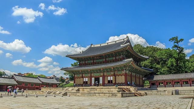 观Injeongmun gate(Korea Treasure 813)和changgyungung (ancient palace)的蓝天白云视频素材