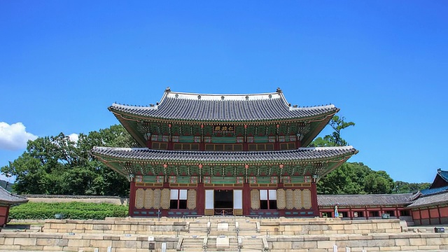 观Injeongmun gate(Korea Treasure 813)和changgyungung (ancient palace)的蓝天白云视频素材