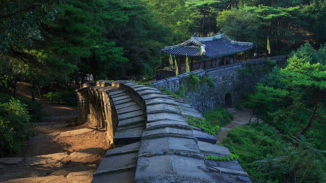 南山城城堡和石墙(韩国历史遗址57号，联合国教科文组织世界遗产)视频素材