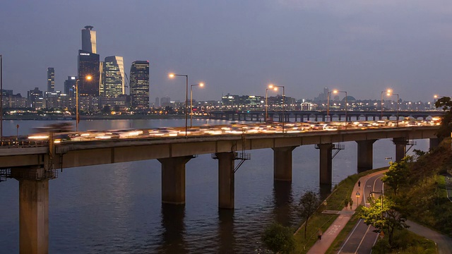 江边高速公路和汉江上的交通夜景视频素材