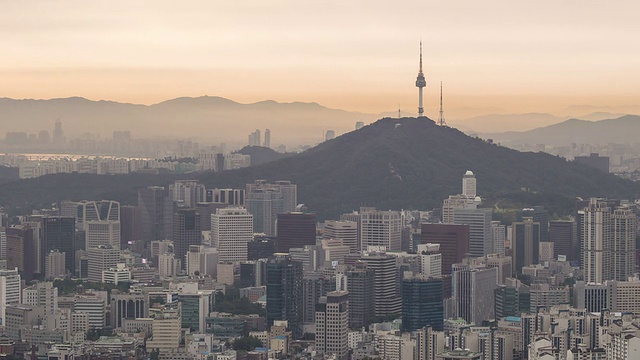 早上，北首尔塔和市中心的景色视频素材