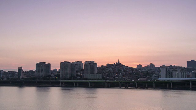 汉南洞地区和汉江的日落景观视频素材