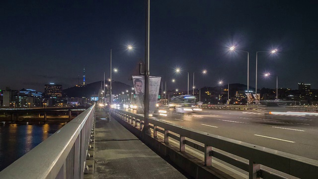 夜景，汉南大邱桥上的车辆行驶视频素材