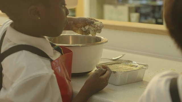 在餐饮行业工作的女学生视频素材