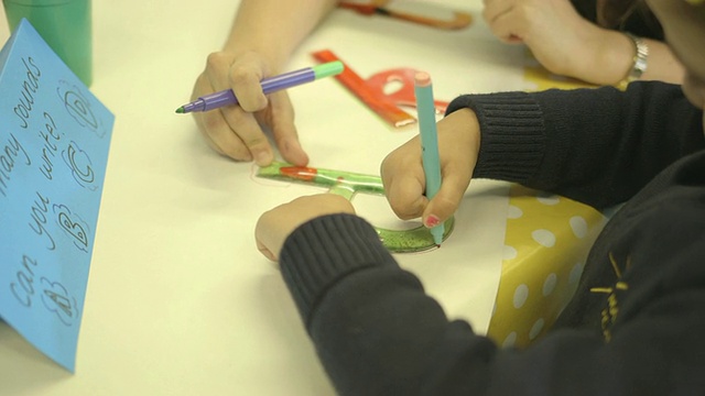 老师和学生在教室里视频素材