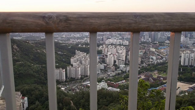 从安山可以看到南山和市区视频素材