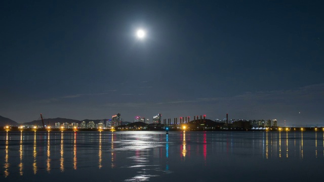 清纳什寺市的夜景和永宗岛附近海面上的满月视频素材