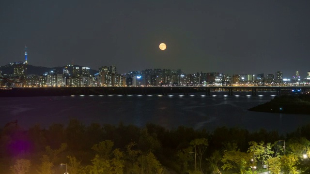 夜景有许多建筑物和南山塔，月亮从汉江升起在天空中视频素材