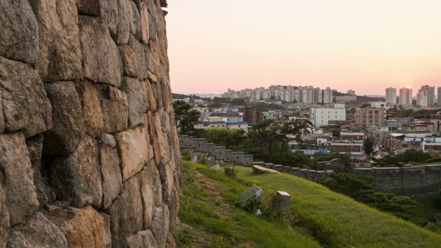 日落至夜景的Banhwasurujeong(韩国珍宝1709)和水原华城的花洪门门视频素材