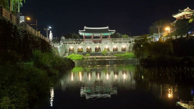 水原华城城堡的花红门和池塘的夜景视频素材