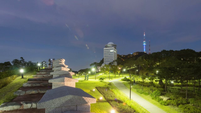 日落到夜景的山和强化墙在百beomgwangjang广场视频素材